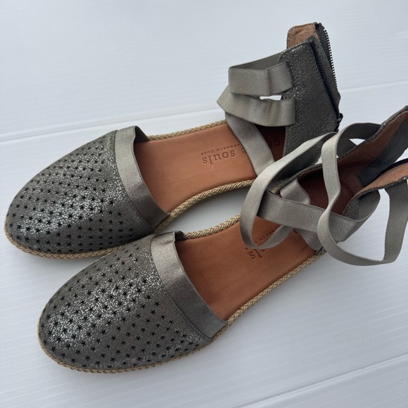 GENTLE SOULS by Kenneth Cole
Noa-Beth Wedge Espadrilles Metallic Gray size 8 - Picture 4 of 11
